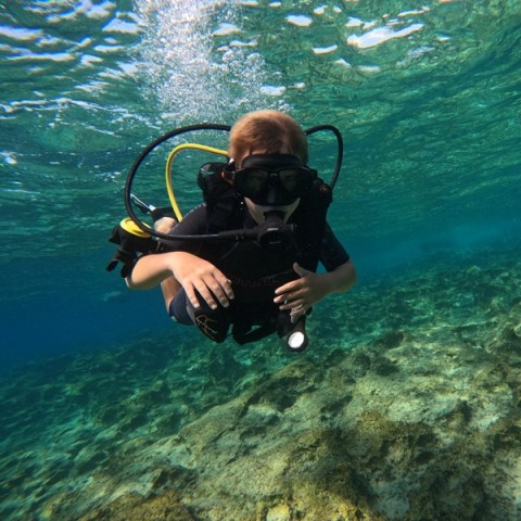Ciprus, búvárkodás gyerekeknek, scuba diving, próbamerülés, kezdő búvárkodás, biztonságos búvárprogram, családi program, ciprus sziget, gyerek programok